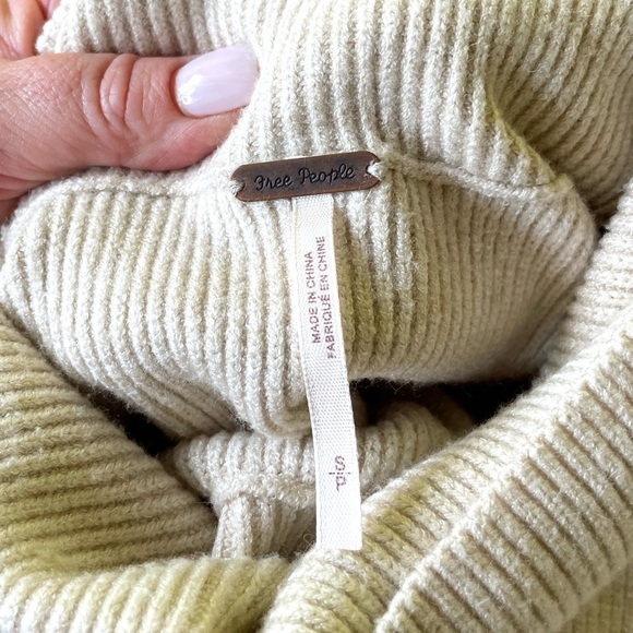 FREE PEOPLE OVERSIZED SWEATER. TAUPE. SIZE SMALL.COZY.FALL.WINTER. - Picture 9 of 9
